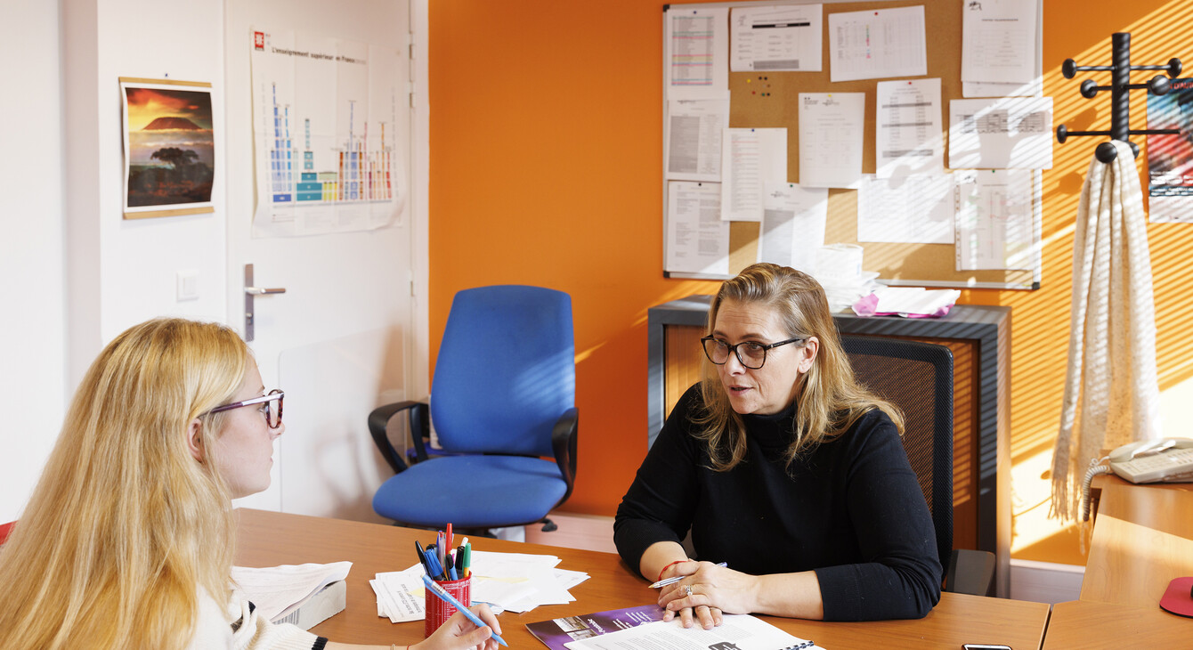 Chambre d'étudiant - Bureau - Poste de travail - En forme de L - Bureau  d'étude 