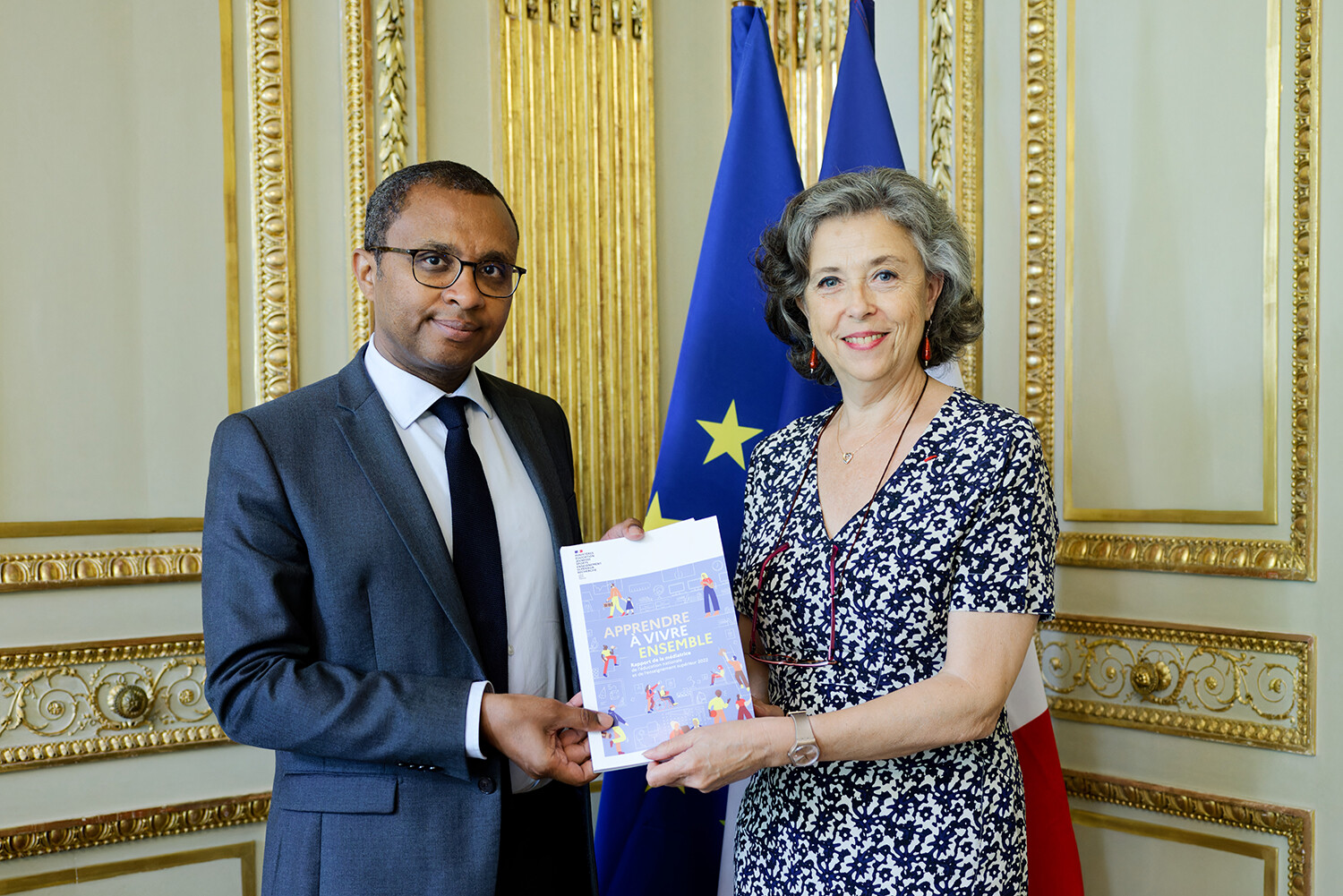 Catherine Becchetti-Bizot, médiatrice de l'éducation nationale et de l'enseignement supérieur, remet le rapport 2022 à Pap Ndiaye, ministre de l'Éducation nationale et de la Jeunesse