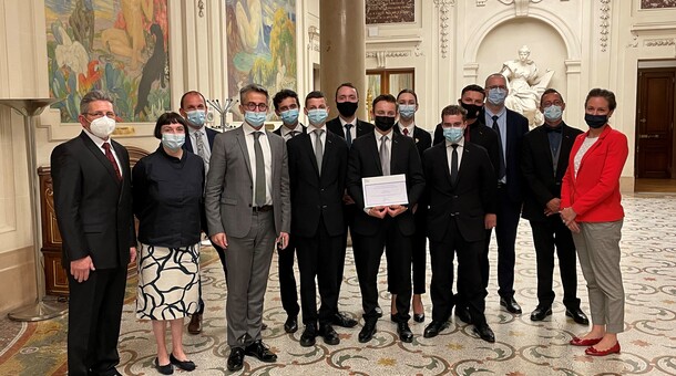 Les élèves, leurs enseignants et le proviseur-adjoint du lycée ont été reçus dans la salle des Autorités de la Sorbonne qu’ils ont ensuite visitée.