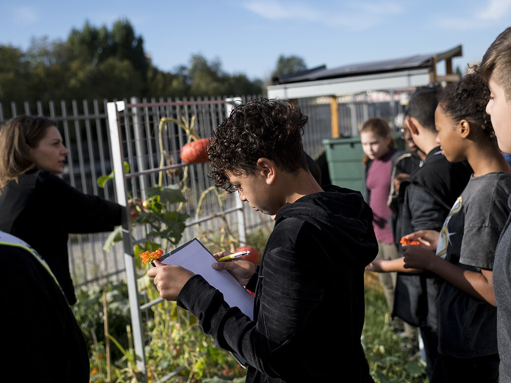 Developpement durable : groupe élève en extérieur