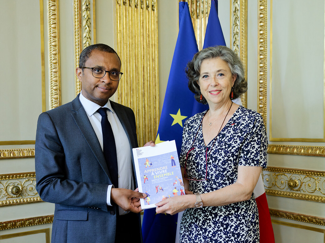 Catherine Becchetti-Bizot, médiatrice de l'éducation nationale et de l'enseignement supérieur, remet le rapport 2022 à Pap Ndiaye, ministre de l'Éducation nationale et de la Jeunesse