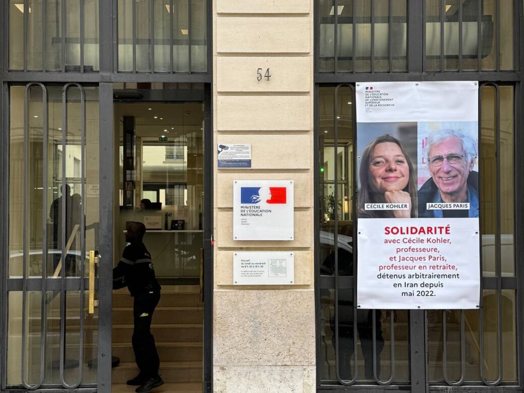 Affiche de soutien à Cécile Kohler et Jacques Paris sur la façade du ministère, le 7 mai 2025
