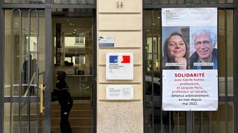 Affiche de soutien à Cécile Kohler et Jacques Paris sur la façade du ministère, le 7 mai 2025